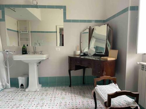 Ванна кімната в 5 stanze nella Villa dei Sogni