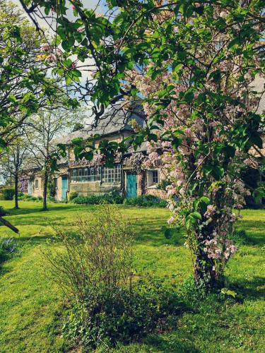 une vieille maison au milieu d'un champ dans l'établissement Domaine de L'isle Maniere, à Saint-Quentin-sur-le-Homme