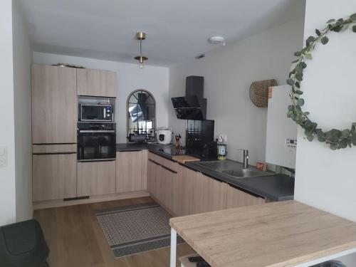 une cuisine avec des armoires en bois et une table en bois dans l'établissement 