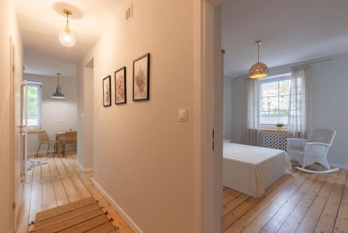 um quarto com uma cama e uma sala de jantar em Boho Bulwar Gdynia em Gdynia