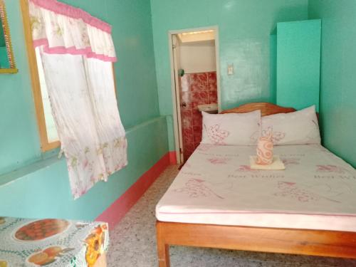 Dormitorio pequeño con cama y bañera en Jammers Pension House, en El Nido