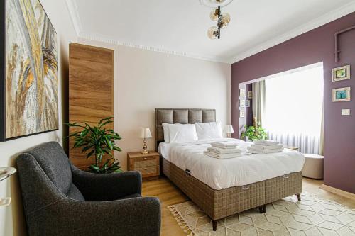 una camera con un grande letto e una sedia di Zubar Master a Istanbul