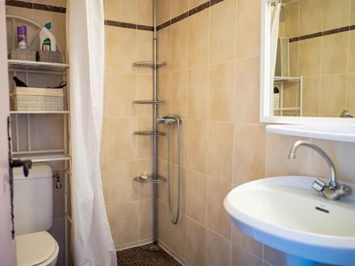 y baño con ducha, lavabo y aseo. en Appartement de charme avec vue mer époustouflante, en Hyères