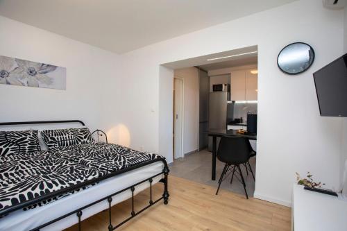 - une chambre avec un lit et un bureau dans l'établissement Studio Apartment Mia, à Rabac