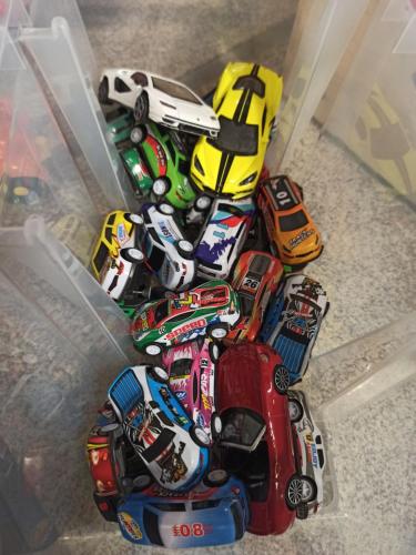 a group of toy cars in a plastic container at LUKAS HOME CON IL CUORE Appartamento 3 camere al piano terra e appartamento 1 camera in taverna in Merone
