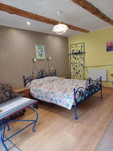 um quarto com uma cama e um sofá em viesu nams "Laimes pakavs" em Straupe