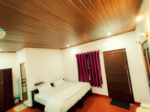 Postel nebo postele na pokoji v ubytování Humble Nest Coorg