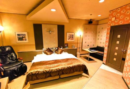 仙台市にあるサーフライダー　大人専用のベッドルーム1室(ベッド1台、デスク、椅子付)