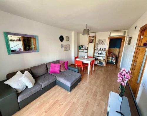 a living room with a couch and a table at Acogedor piso en Terrassa in Terrassa