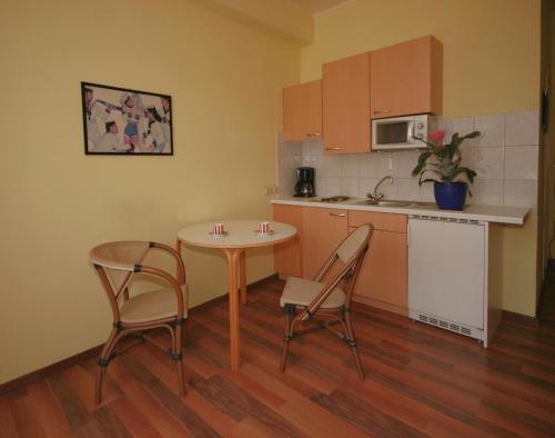 a kitchen with a table and two chairs and a table at Innsbruck's Stadtappartement in Innsbruck