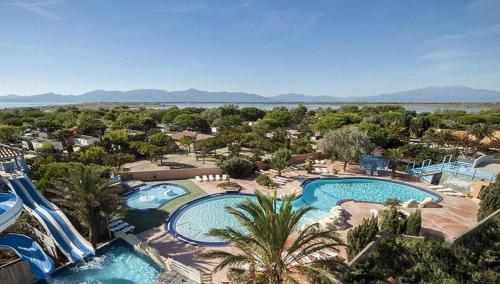 une vue aérienne d'un complexe hôtelier avec deux piscines dans l'établissement Mobil Home spacieux Camping Mar Estang 4*, à Canet