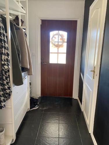 a small hallway with a door and a window at Lantligt hus nära Isaberg in Nissafors