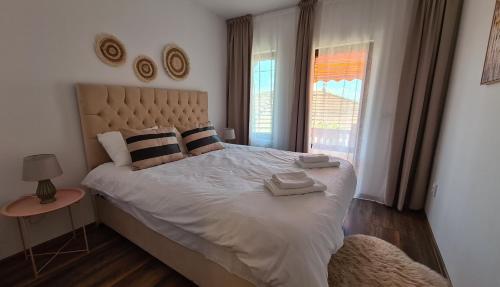 Krevet ili kreveti u jedinici u objektu Lazarov Suites 2 - cozy two bedroom apartment