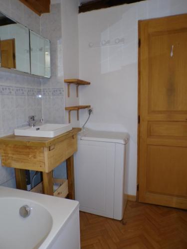 une salle de bain avec un lavabo, des toilettes et un miroir dans l'établissement Gîte rural, proche des sites touristiques, à Gourdon