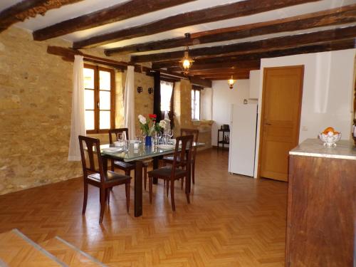 une cuisine et une salle à manger avec une table et des chaises dans l'établissement Gîte rural, proche des sites touristiques, à Gourdon