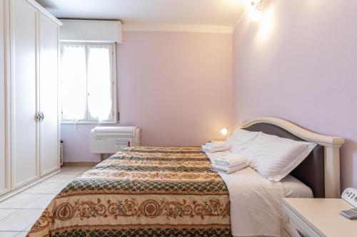 a bedroom with a bed and a window at Da Birba a Casinalbo Affitti Brevi Italia in Casinalbo