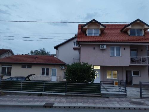 una casa con una valla delante en Apartmani Manić, en Soko Banja