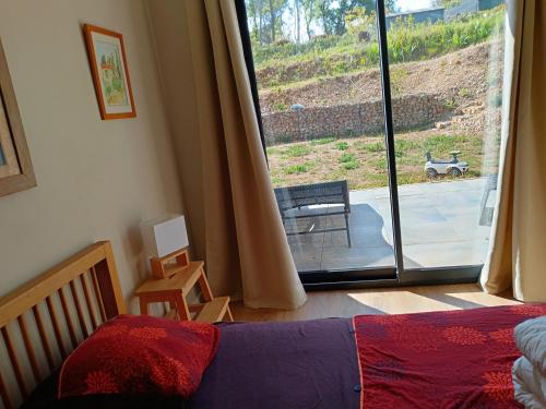 - une chambre avec un lit et une vue sur une terrasse dans l'établissement Chambre à louer au calme, à Roquefort-les-Pins