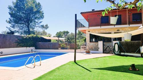 MORERABLANCA piscina, barbacoa, chill-out في San Mateo de Bages: مسبح في ساحة منزل