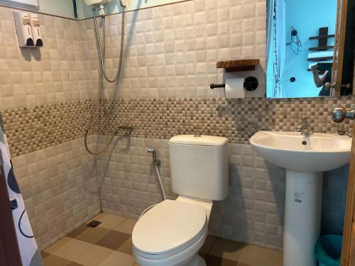 La salle de bains est pourvue de toilettes et d'un lavabo. dans l'établissement Green Country Park Resort, à Ban Tha Mak