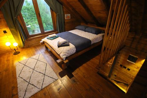 uma vista superior de um quarto num chalé de madeira em Brvnara Beli em Gornji Milanovac
