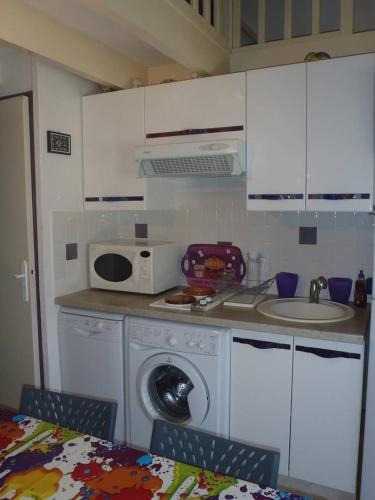 Photo de la galerie de l'établissement VILLA 3 PCES MEZ 42m2 + TERRASSE 22m2 REF 4028, à Le Castellas