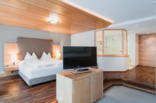 Ένα ή περισσότερα κρεβάτια σε δωμάτιο στο Hotel Chalet Das Alpenschlössel