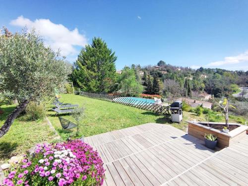 Photo de la galerie de l'établissement Villa LA RAGUETTE piscine, vue, vaste jardin, idéale famille, à Montauroux