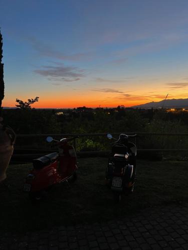 Residence Montevecchio في مونتوبولي في فال دارنو: اثنين من الدراجات النارية متوقفة أمام غروب الشمس