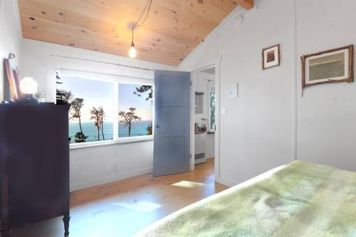Ένα ή περισσότερα κρεβάτια σε δωμάτιο στο Rustic Luxe 'Fort Camp' Retreat