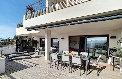 d'une terrasse avec une table et des chaises sur un balcon. dans l'établissement APPARTEMENT PORTICCIO, à Grosseto-Prugna