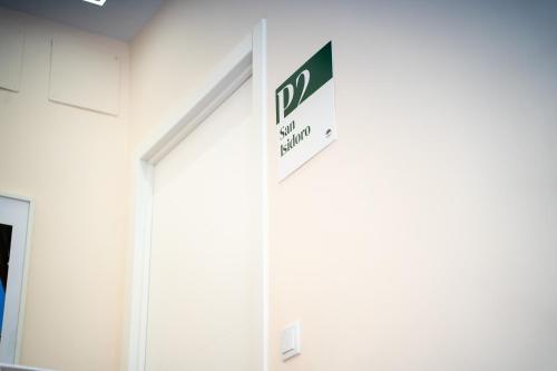 a sign on the side of a wall in a building at El Secreto de Chirinos in Úbeda