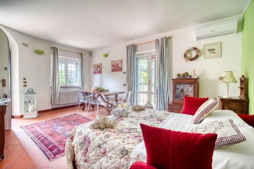 1 dormitorio con 1 cama grande con almohadas rojas en Residenza Menta e Rosmarino en Perugia
