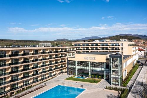 an aerial view of a building with a swimming pool at Empire Balneo & Spa Hotel in Hisarya