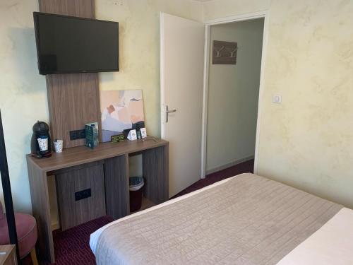 Ένα ή περισσότερα κρεβάτια σε δωμάτιο στο Logis Hotel Le Lac