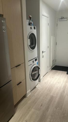 a laundry room with a washing machine and a washer at Studio Ottawa in Ottawa