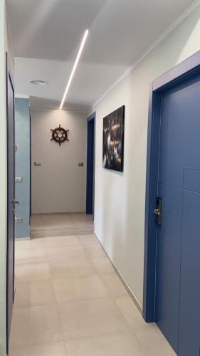 pusty korytarz z niebieskimi drzwiami w pokoju w obiekcie Dimora Saracena w mieście Termoli