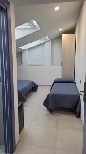 pokój z dwoma łóżkami w pokoju szpitalnym w obiekcie Dimora Saracena w mieście Termoli