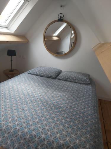 een slaapkamer met een bed en een spiegel bij Villa Cocoon in Saint-Jean-aux-Bois