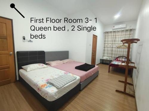 1 dormitorio con 1 cama y suelo de madera en Sakura Homestay 4 bedrooms 14pax- Eaton Hills Padang Kerbau Miri en Miri