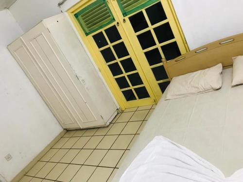 Een bed of bedden in een kamer bij WHITE ROSE VILLA