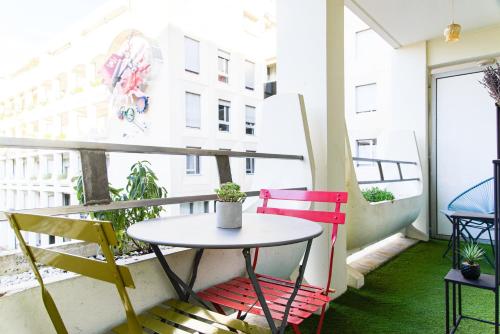 2 chaises et une table sur un balcon dans l'établissement Studio en Hyper Centre ! avec grande terrasse, Palais des Papes à 1 min, à Avignon