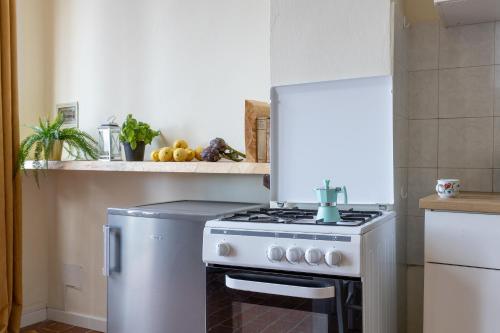 瓦爾迪安諾蒙托波利的住宿－Residence Montevecchio，厨房配有炉灶和冰箱。