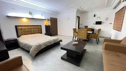 アンマンにあるaljazeera apartmentsのベッドルーム1室(ベッド1台、テーブル付)