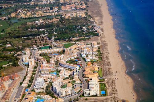 eine Luftansicht auf einen Strand neben dem Meer in der Unterkunft Marimar 11/10 in Oliva