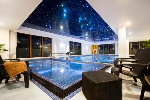 a pool in a house with a star ceiling at Domki całoroczne z wyżywieniem w kompleksie Amber Park Spa in Niechorze