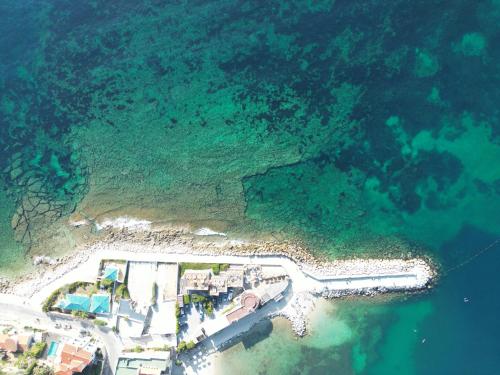 una vista aérea de una isla en el agua en Hotel Plein Large, en Bandol