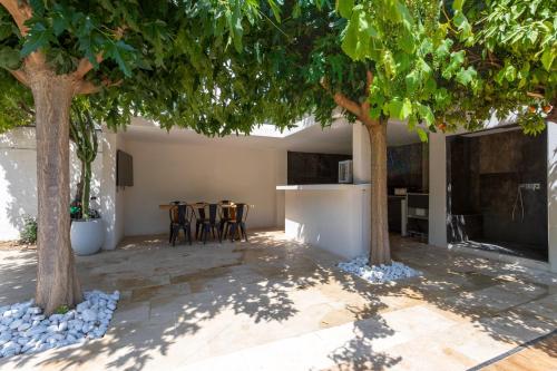 Patio nebo venkovní prostory v ubytování "Le Cabanon" Piscine et jardin sans vis à vis à 15 min des plages, parking