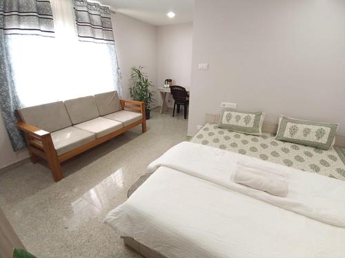 Postel nebo postele na pokoji v ubytování Stayat47Rajgarh