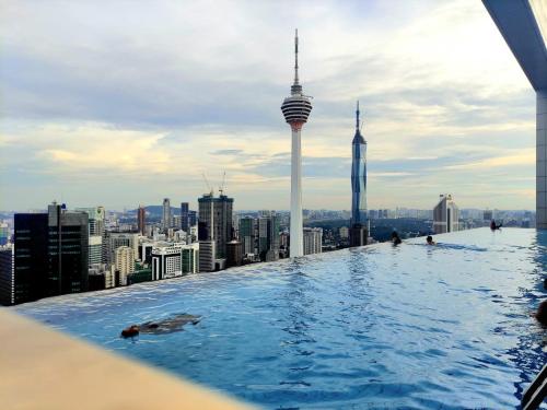 einen Infinity-Pool auf dem Dach eines Wolkenkratzers in der Unterkunft The Platinum Suite Kuala Lumpur By Home Style in Kuala Lumpur